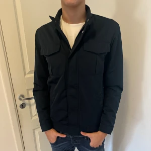 Field Jacket Hampton Republic - Säljer denna feta field jackan från Hampton Republic. Perfekt nu till hösten. Storlek S passar även större. Modellen är 186cm, 73kg