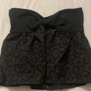 Svart topp  - Supersöt topp (samma som annonsen innan fast i svart)) kommer tyvärr inte till användning, 90kr eller båda för 150kr❣️