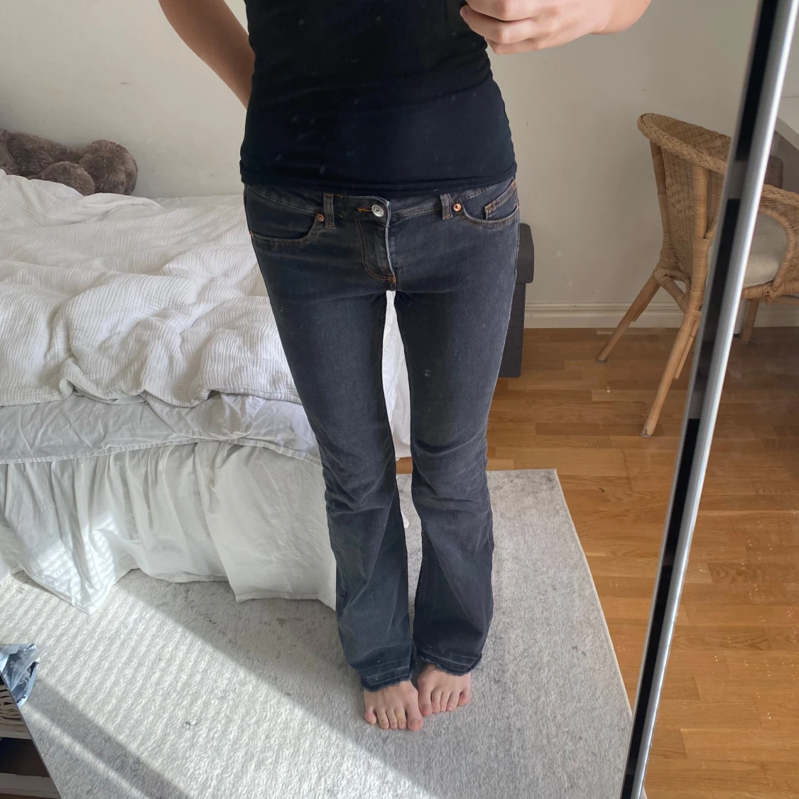 Mörkgråa bootcut jeans