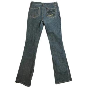 Lowwaist bootcut Dolce&Gabbana jeans  - Lågmidjade bootcut jeans från D&G (dolce&gabbana) som tyvärr har blivit för små. De är köpta från en vintage butik och är i väldigt fint skick. Enda ”skavanker” jag hittat är lite slitage vid byxbenen (se sista bilden).  Kan tyvärr inte ta bilder med dem på men kan försöka skicka skärmdump från video som jag har om så önskas. Storlek står inte i jeansen men skulle uppskatta att de är runt XS. Midjemått: 32cm Grenlängd: 19cm Benlängd: 81,5cm