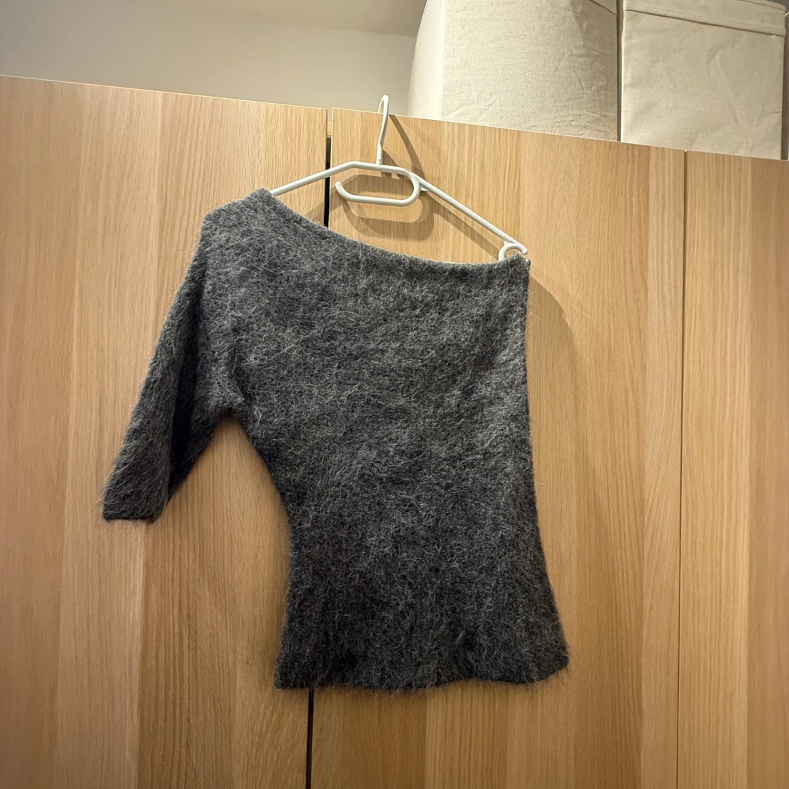 Grå stickad oneshoulder-top från Zara - 2