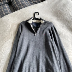 Tommy Hilfiger zip - Mörkgrå långärmad tröja från Tommy Hilfiger i storlek XL. Skulle dock säga att den är mer som Large.
