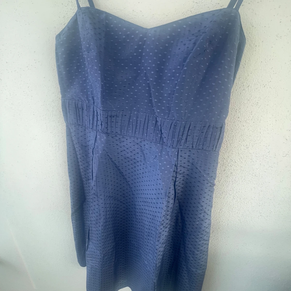 Blå prickig klänning