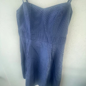 Blå prickig klänning - Supersöt blå klänning från Stockh LM med tunna axelband och diskret prickigt mönster 💓