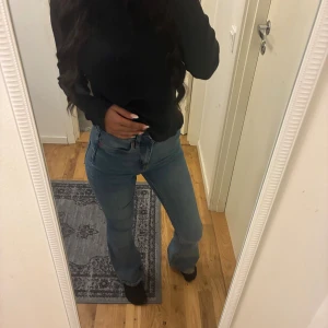 Blå bootcut jeans med hög midja - Lager 157 snake flare jeans. Säljer ett par snygga blå jeans med bootcut-modell och hög midja. Jeansen har klassisk femficksdesign och är tillverkade i ett mjukt denimtyg som sitter skönt. Perfekta för dig som gillar en tidlös och trendig look. Nypris 300 mitt pris 179. 