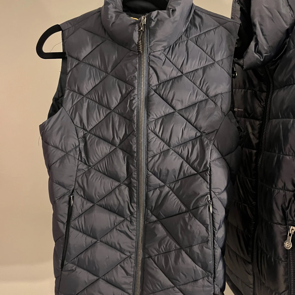 Mörkblå quiltad dunväst JH Collection XS