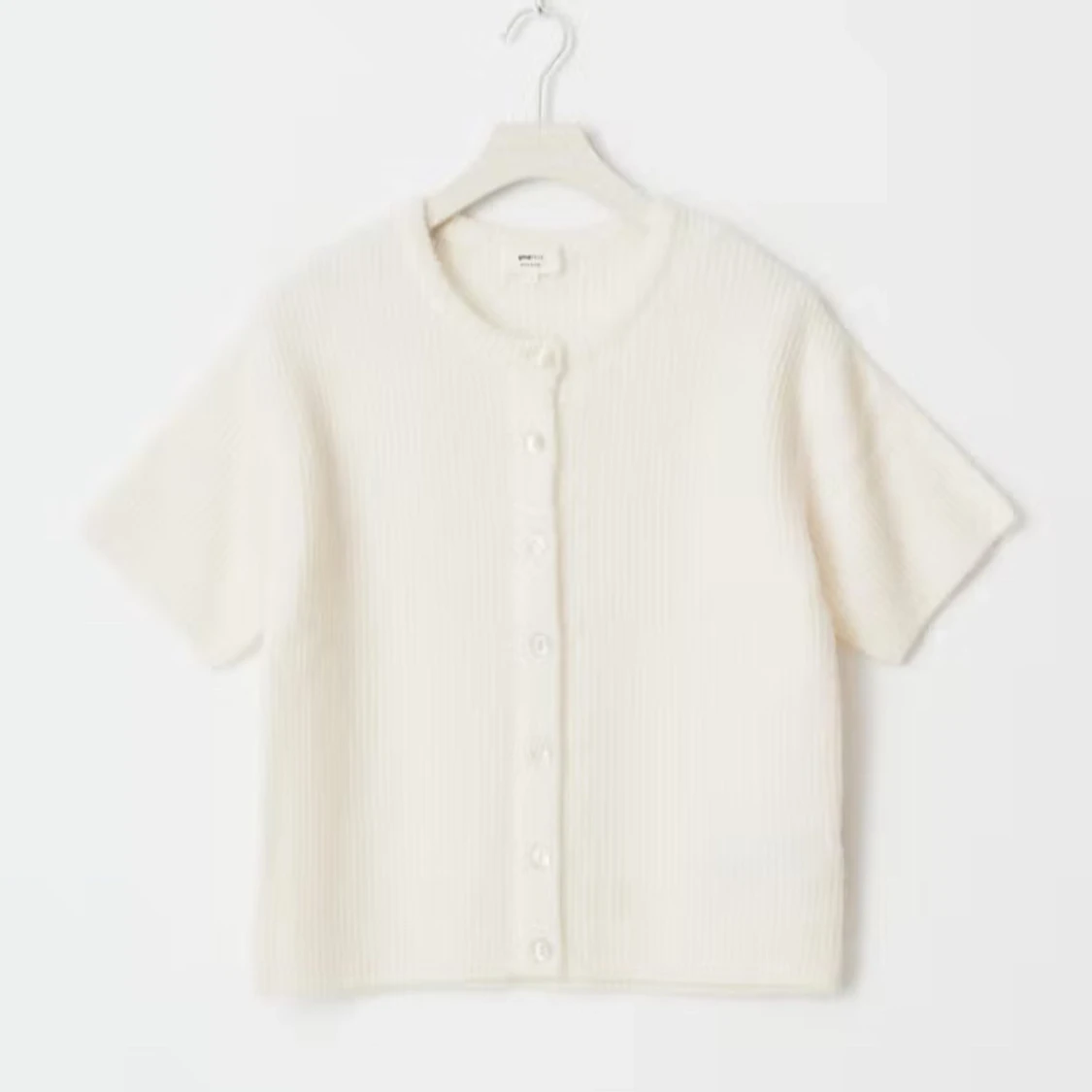 Kortärmad beige kofta med knappar