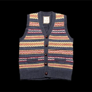 Varm stickad väst - 100% Lammull • Varm stickad väst med mönster i ull från märket Wolsey. • Nyskick, hög kvalitet. • Uppskattar M/L • Längd: 69 Armhålor: 55 (cm) • Köp mer-betala mindre, kom gärna med prisförslag! FRI FRAKT! 🌱⭐️