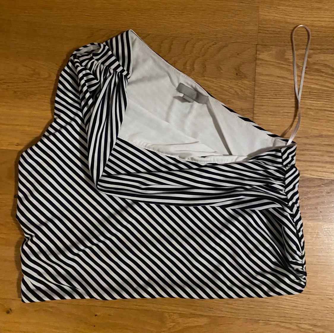 Randig one shoulder topp i svartvitt - 2