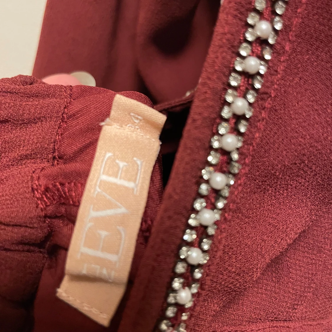 Vinröd långklänning med pärldetaljer EVE - 3