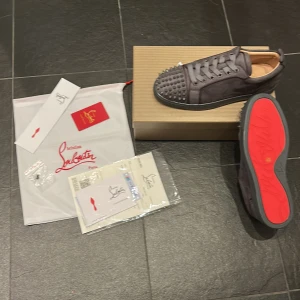 christian louboutin  - Feta skor säljer billigt vid snabbt köp kan också byta!!