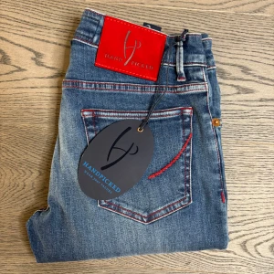 HELT NYA Handpicked jeans - Säljer dessa sprillans nya handpicked jeans i storlek W30. Dessa är höstens fetaste jeans och alla modeller är slim-fit🔥. Handpicked jeans är handgjord i staden Adria i Italien och använder japansk denim, den bästa på marknaden.  Om du har några frågor så som mått eller något annat så är det bara och fråga😊