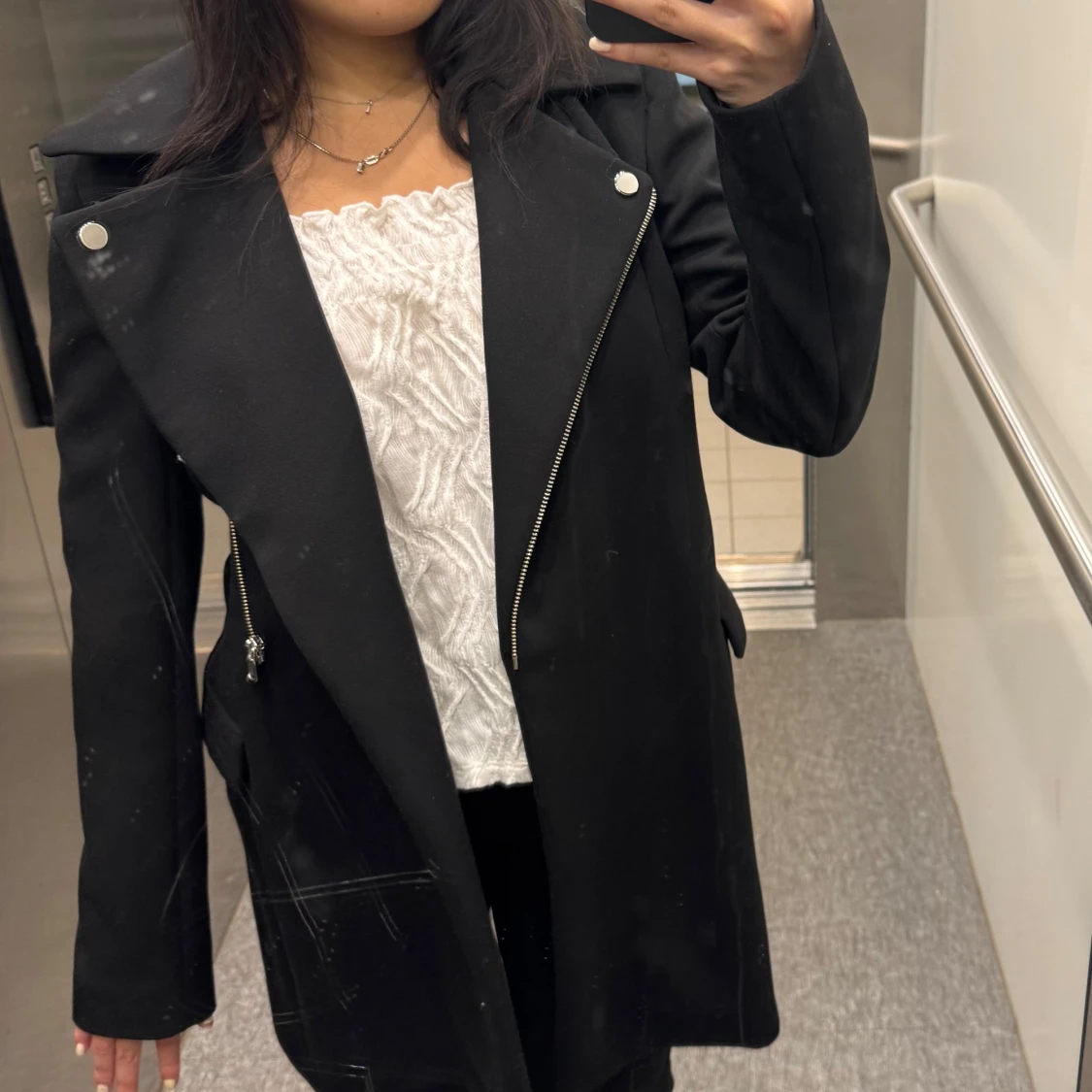 Svart rock med dragkedjedetaljer - 3