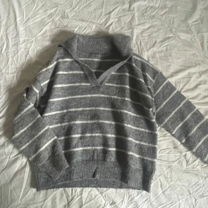 Grå stickad tröja  - Säljer en jätte fin grå stickad tröja som jag aldrig har kommit till användning!