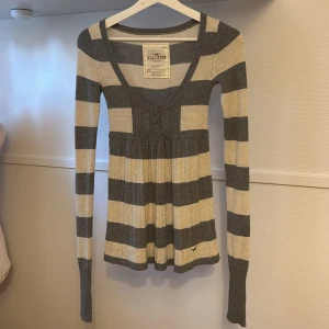 Hollister babydoll topp - Trendig hollister babydoll topp i stl XS. Den är i väldigt bra skick! Skriv för bild på❣️ använd köp nu