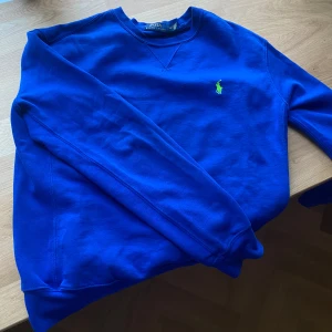 Blå sweatshirt/ Polo Ralph Lauren - Klassisk blå sweatshirt från Polo Ralph Lauren inte använd mycket Size S/M