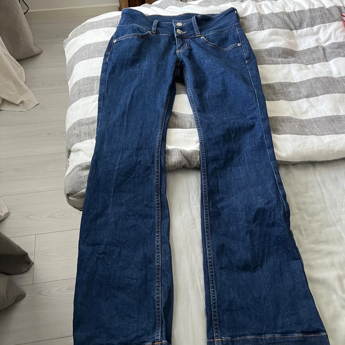 Mörkblå bootcut jeans med låg midja - 2