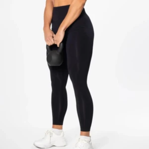 Svarta leggings från Relode - Snygga svarta leggings från Relode med hög midja och tight passform. Tillverkade i stretchigt syntetmaterial som sitter skönt och följer kroppen perfekt. Perfekta för träning och gym, med diskret logga i midjan för en clean look.