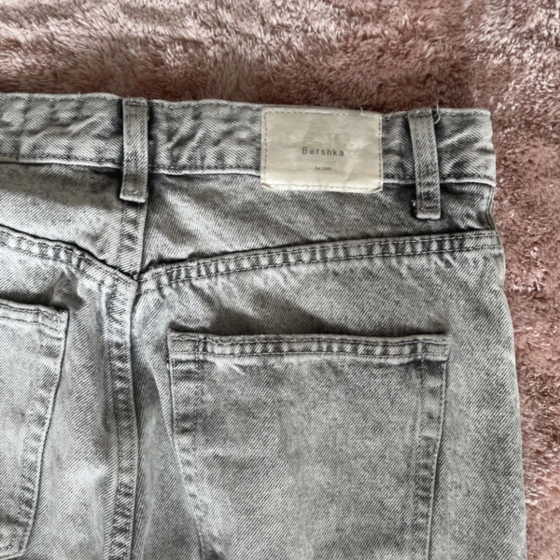 Gråa high waist jeans från Bershka - 3