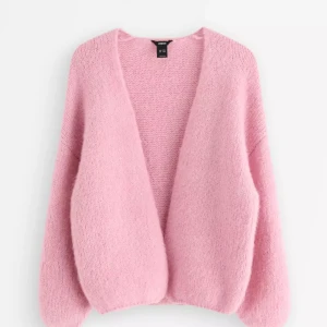 Stickad kofta från Lindex  - Fin stickad kofta från Lindex i rosa i XS/S💕 jättefin och passar nu till hösten. Nypris är 400kr💕 har används men finns inga defekter, endast lite nupprig men säljs därför billigt. Skriv för flera bildern💕