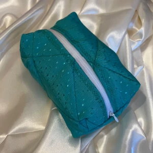 Turkos handgjord sminkväska  - Säljer en turkos handgjord sminkväska/necessär. 