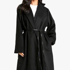 Boohoo svart kappa - En super fin och skön höst/vinter kappa från Boohoo med väldigt fin detalj av de smala snöret runt höfterna. Den var lite för stor för min smak men annars passar perfekt för M-XL personer. Tillkommer med sin egna förpackning och Box same prislapp på.                                            Orginalspris 1370:-                 