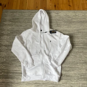 Vit hoodie  Polo Ralph Lauren - Säljer en vit Ralph lauren zip hoddie i storlek S den är it använd.  Kan gå ner i pris skicka prisförslag.