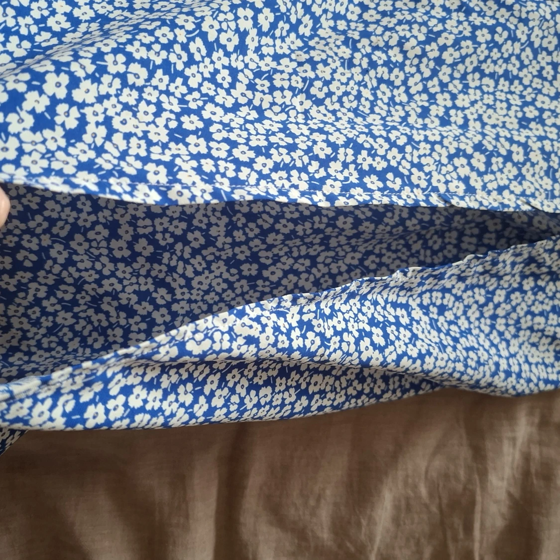 Blåvit blommig långkjol med slits - 1