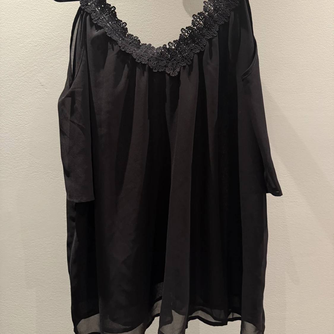 Svart blus med spetskant