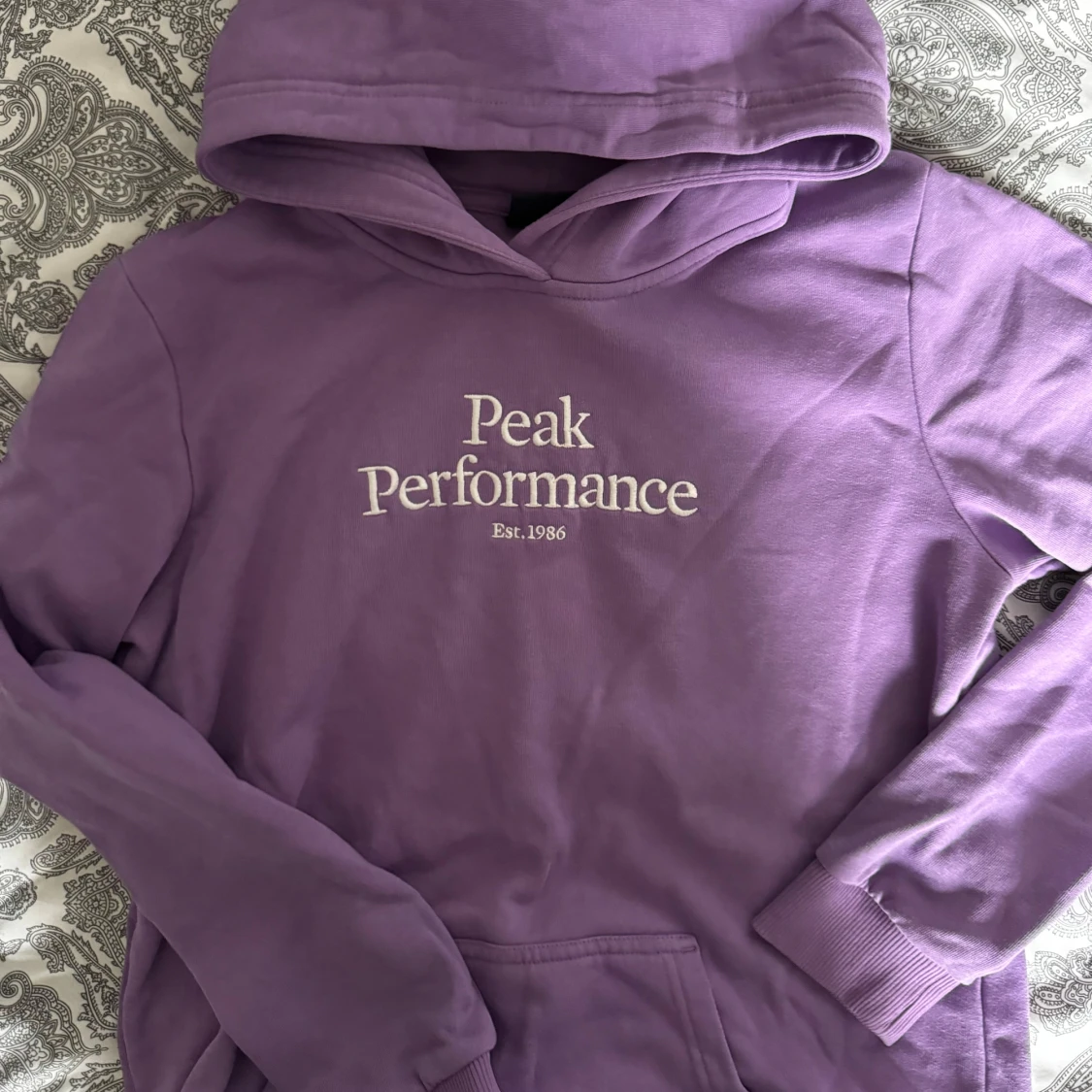 Lila hoodie från Peak Performance