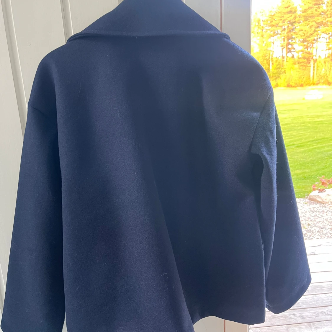 Mörkblå skepparkavaj med stora slag - 2