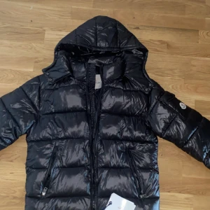 Nya moncler maya - Hej jag säljer den nya modellen av moncler maya för jag fick den som present men den passar inte mig om ni behöver  bilder skriv bara till mig eller om information. För snabbare leverans så kan jag även mötas upp