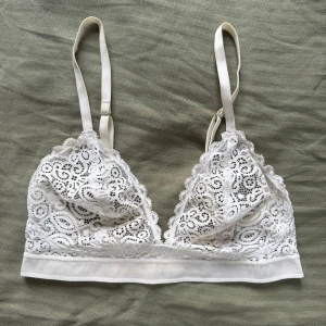 Bralette - Vit Bralette från Lindex med snygga gulddetaljer!