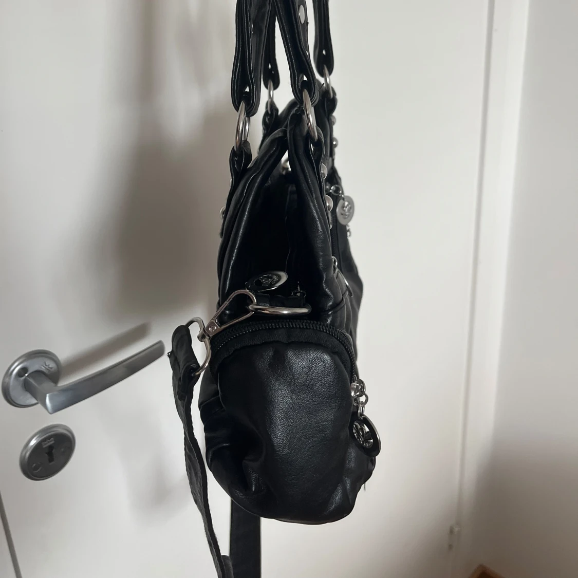 Svart axelväska  - 1