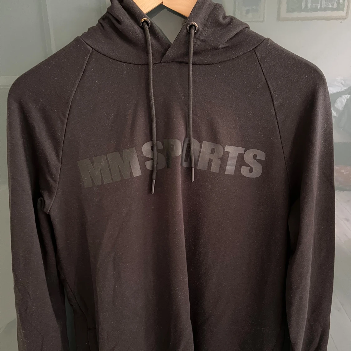 Svart hoodie från MM Sports