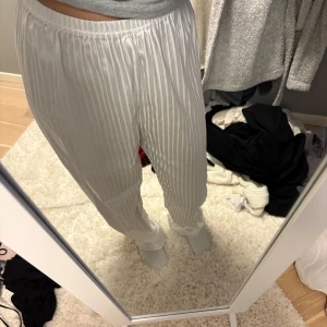 Vit pjamasbyxa  - Säljer ett par vita ”ribbade” pjamasbyxor som ska vara silke men inte är de. Kommer ifrån SHEIN och är i storlek S. Väldigt stretchiga som ni kan se på bilden och är mjuka att sova i. Kommer tyvärr inte till användning, använda ett par gånger. Tillhör ett sett men som säljs separat⚪️