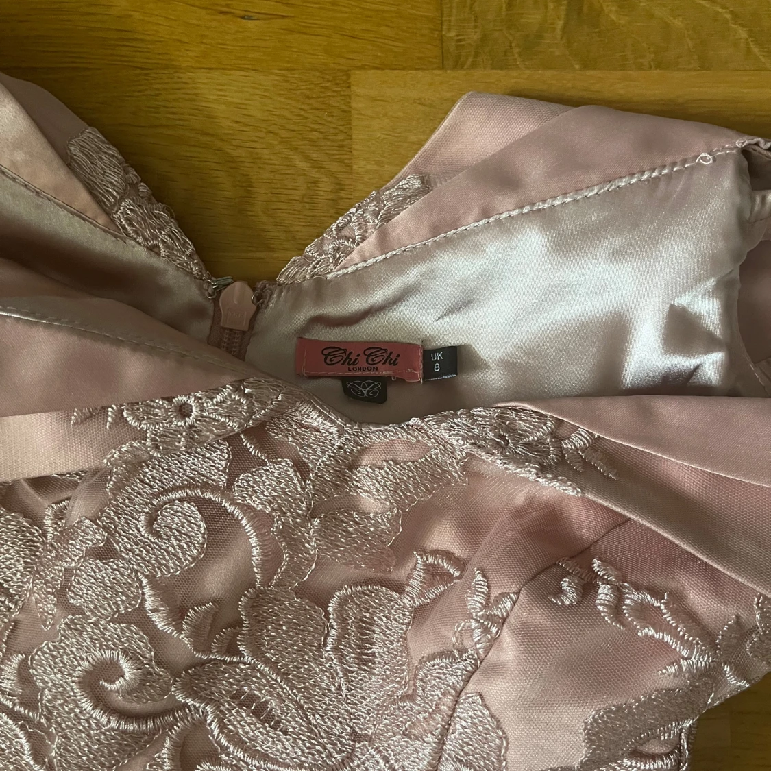 Ljusrosa spetsklänning från Chi Chi London - 3