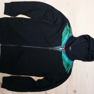 Marcelo Burlon zip hoodie - Tjena, jag säljer en riktigt fet Marcelo Burlon hoodie som är i S! Den är bara testad och jag har kvar påsen den kom i. Självklart äkta! Pris går och diskutera vid en smidig affär! Vid några frågor hör av er :)