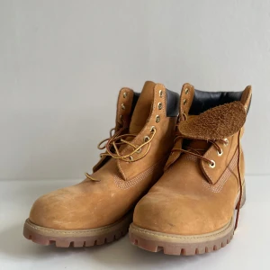 Timberland boots i beige mocka - Säljer ett par Timberland boots i klassisk modell, skorna är använda väldigt sparsamt och är i mycket gott skick.  Skulle säga att skorna motsvarar strl 42, se dock skostorlek på bild tre 8,5 w.