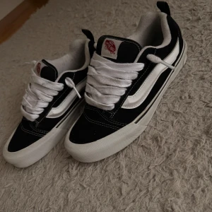 Vans knu skool - Hej! Jag säljer dessa Vans Knu skor i storlek 40. Jag använder dem inte så mycket och tänkte därför att det är bättre att sälja dem. Skorna är knappt använda och nypriset var ca 1100 kr, vilket också är det jag köpte dem för. De är i väldigt bra skick. Originalkartongen har tyvärr kommit bort, men skorna levereras i en annan skokartong.