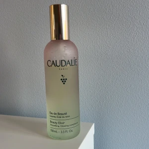 Caudalie Beauty Elixir Face Mist - Caudalie Beauty Elixir är en ansiktsspray i en frostad glasflaska med guldig kork. Innehåller 100 ml och ger en fräsch känsla med naturliga ingredienser. Har testats några gånger, se bild för att det är lite använt från flaskan. 