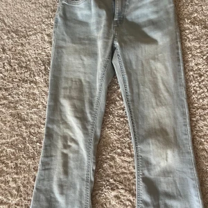 Ljusblå bootcut jeans - Jättefina ljusblåa bootcut jeans från Lindex! Dom är justerbara i midjan för att kunna passa olika storlekar. Knappt använda och jättefint skick!🫶💕innerben: ca. 74cm