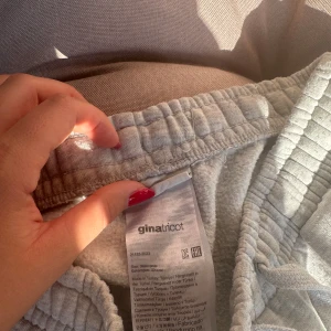 Mjukisbyxor ginatricot - Gråa raka mjukisbyxor från ginatricot! Jättesköna men något noppriga. Storlek XS.