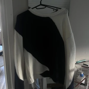 Blå/vit randig stickad tröja - Jätte fin stickad tröja som inte används🫰🏼🥰