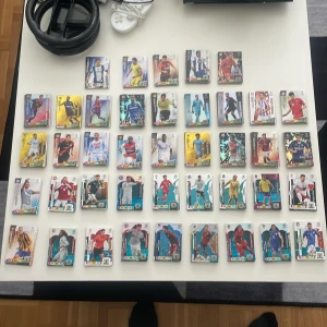 Samling av fotbollskort - Upptäck en cool samling fotbollskort med internationella stjärnor och legender! Perfekt för dig som älskar sport, samlar på unika kort eller vill utmana vänner i fotbollskunskap. Färgglada och detaljerade kort som gör din samling extra speciell. Samlingen består av 680st kort i mycket bra skick. I samling finns där en hel del specialkort som limited editions, Masters, Fans Favourites, star players messi samt ronaldo o massa fler. Jag tar ca 5kr för varje kort, (ett väldigt bra pris)