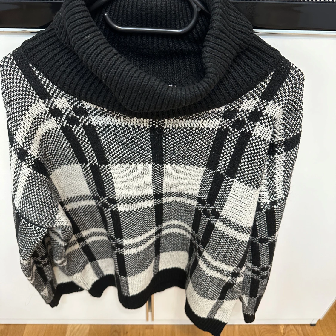 Svartvit rutig polotröja