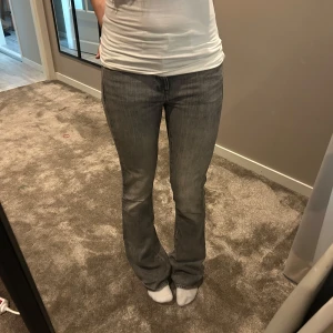 Grå bootcut jeans  - Säljer ett par grå jeans med bootcut-modell och låg midja från g star!  Jeansen har klassisk femficksdesign, bälteshällor och dragkedja med knapp. 