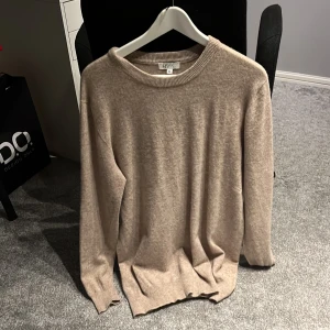Beige stickad tröja från Garde Grisch - Beige merinoull tröja från garde Grisch i storlek M. Använd fåtal gånger så inga fläckar eller något. Bra skick