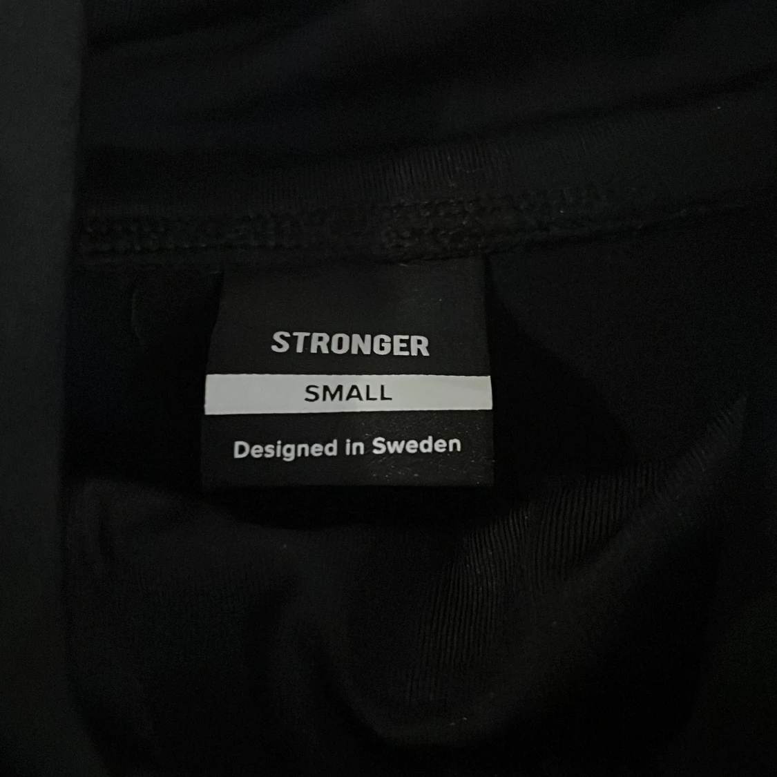 HELT NY Svart hoodie från Stronger  - 4