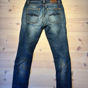 Nudie jeans Lean dean - Tjenare! Ett par nudie jeans lean dean i storlek 29/30. Har en tydlig deffekt vid skrevet och lite slitage utanpå fickorna  annars är dem i bra skick. Hör gärna av er vid frågor och funderingar!🤗